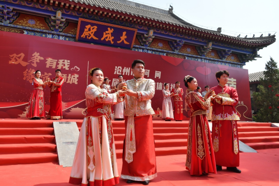 河北河间25对新人举行集体婚礼_fororder_20250520河北河间25对新人举行集体婚礼563