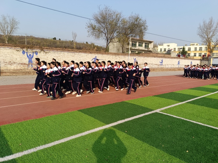 活力课间“微运动” 快乐健康伴成长_fororder_整齐的跑操队伍  摄影者王娟
