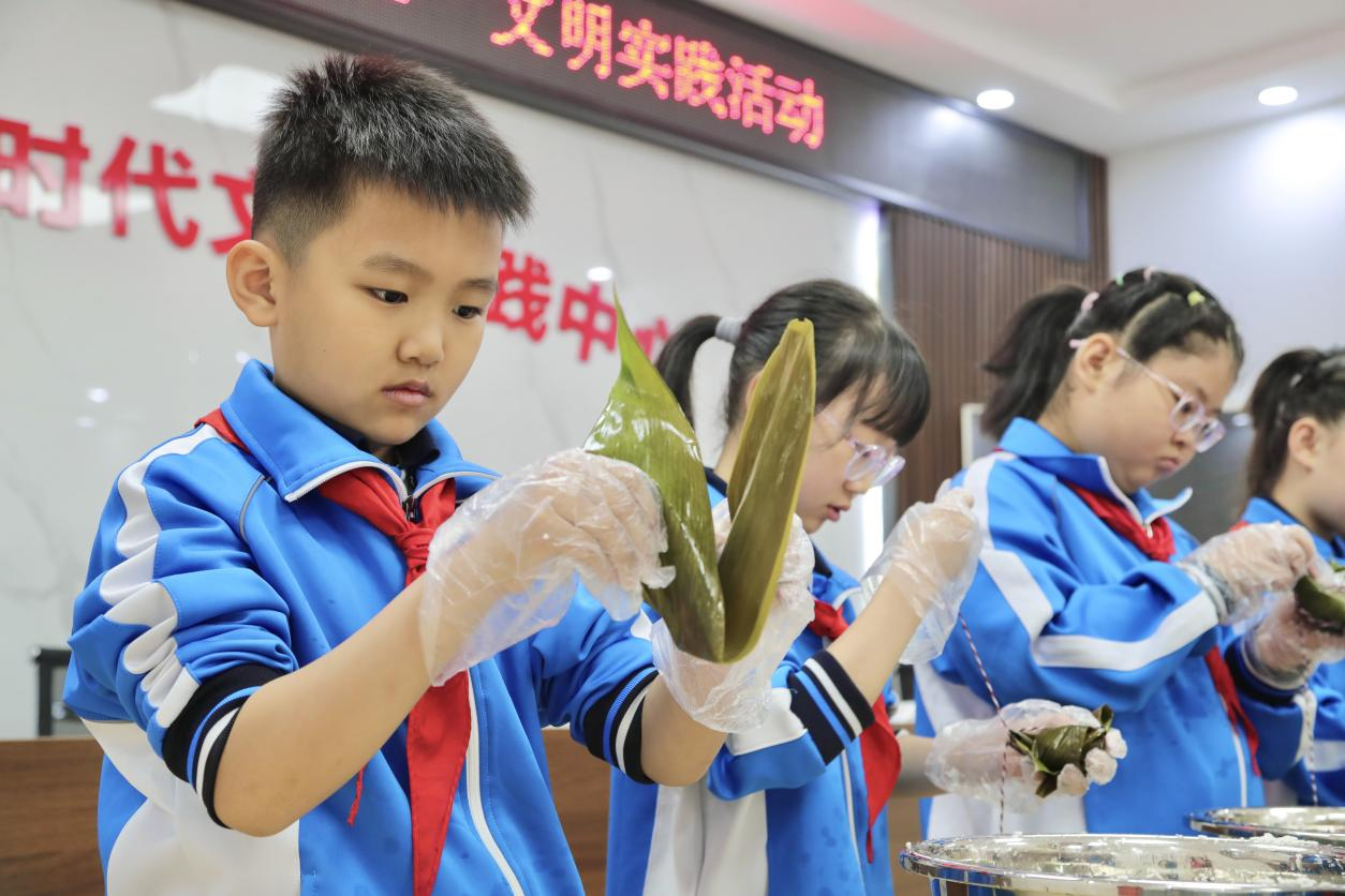 河北东光：粽香飘童趣 巧手传非遗_fororder_图片 4