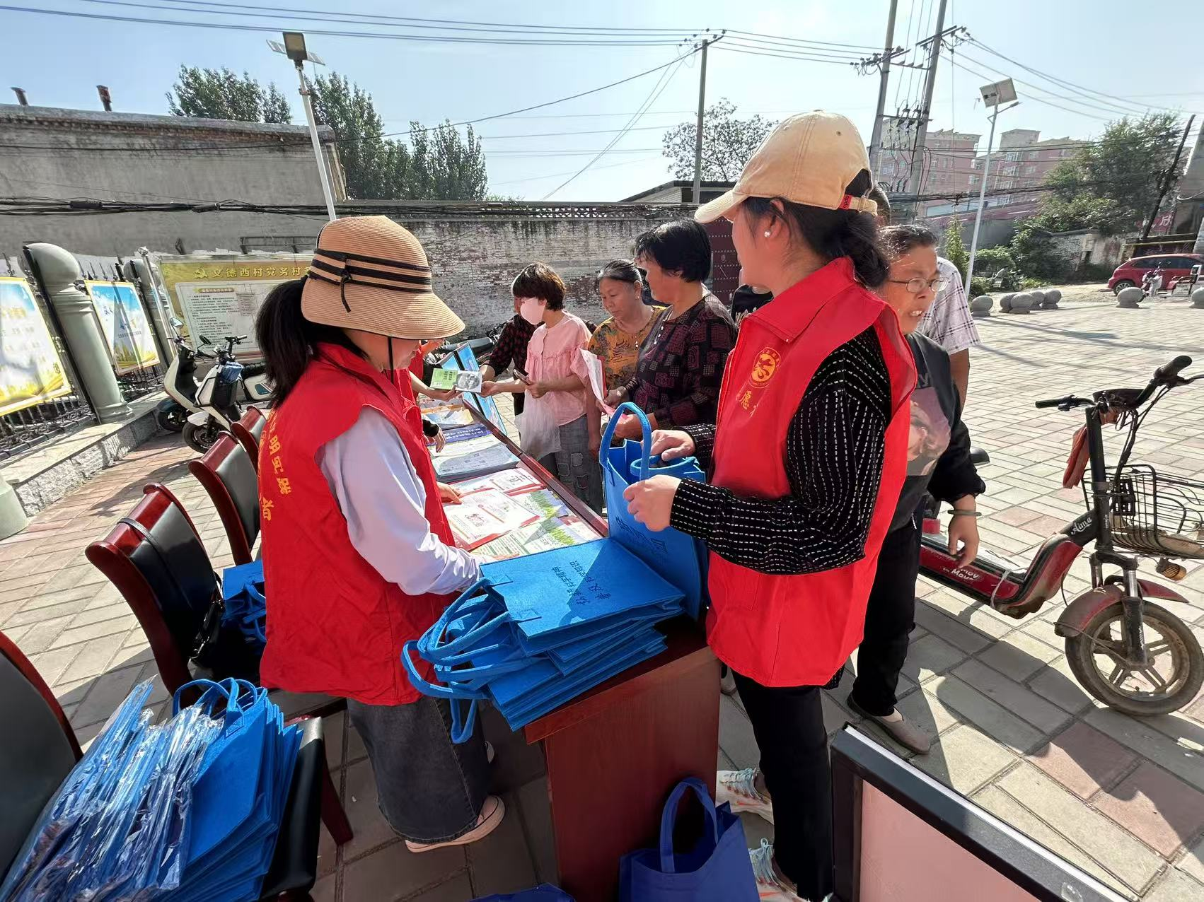 河北曲阳：科普下乡与农家书屋联动之旅_fororder_图片1