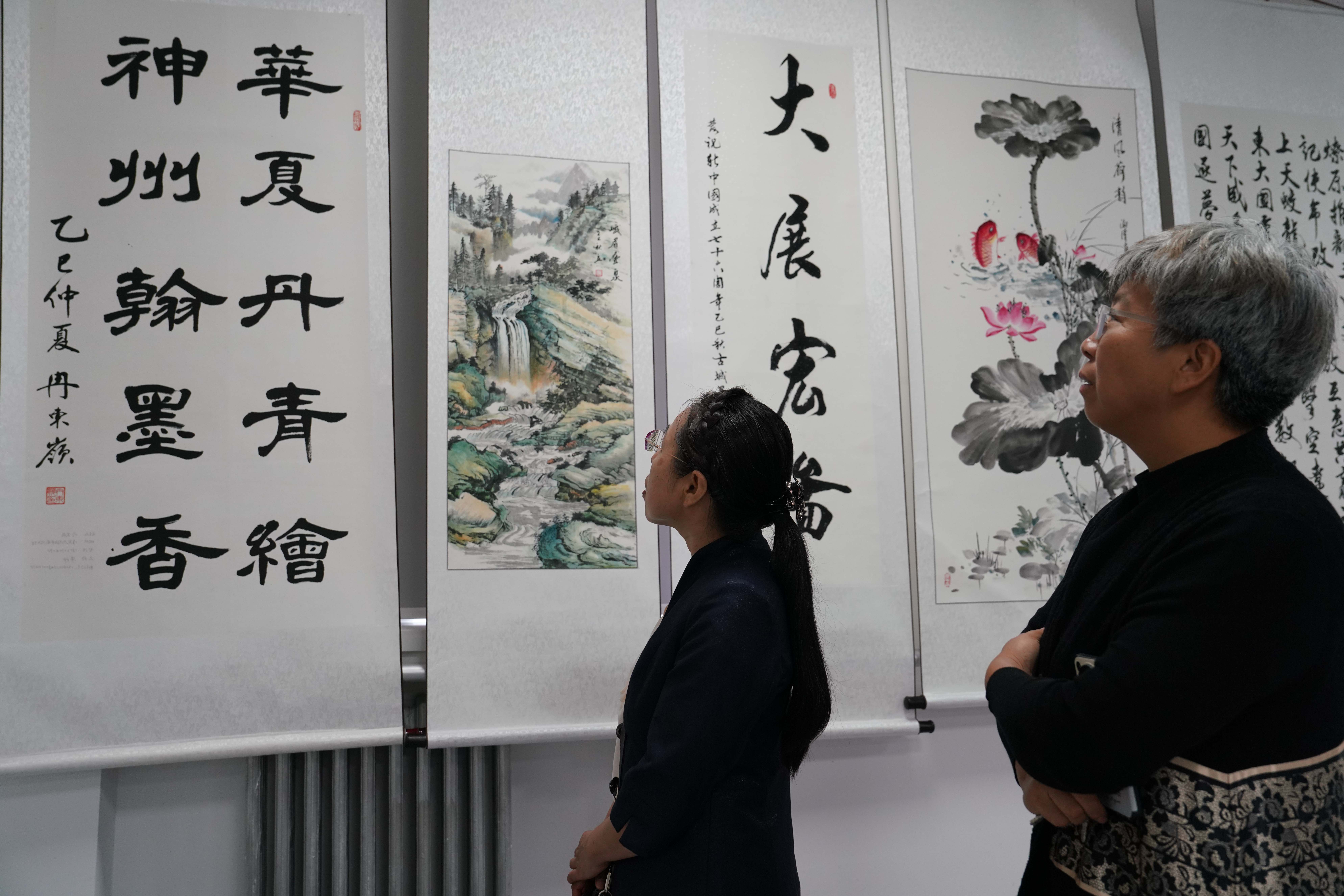 保定清苑：翰墨颂盛世 丹青绘华章_fororder_书画爱好者参观书画展。2摄影 王磊