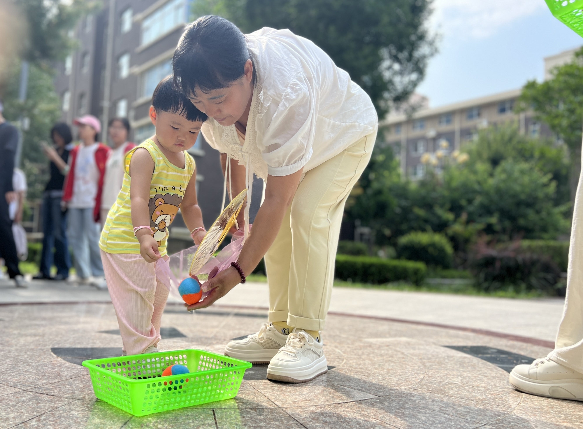 图片默认标题_fororder_孩子与家长一同参与“运送大西瓜”游戏 摄影 黄文敬