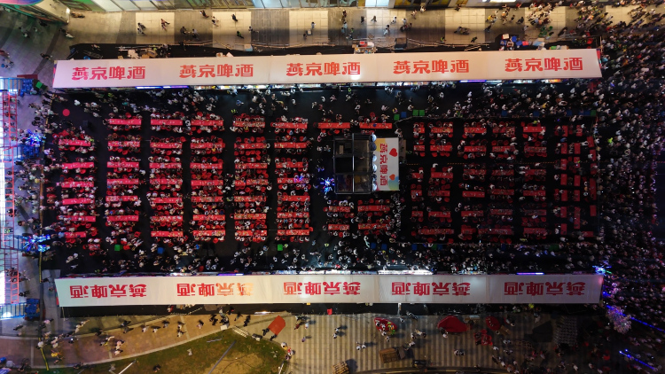 保定市莲池区：激活夜经济 引爆消费新活力_fororder_图片三：活动现场人头攒动，观众们品鉴美酒、享用美食。（刘宗泽摄）