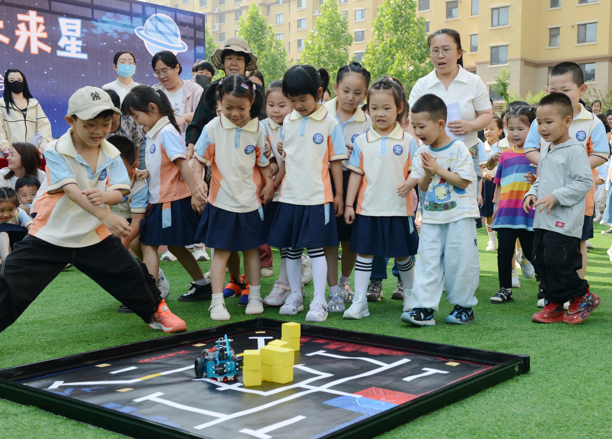 保定市满城区：童创科技梦 点亮未来星_fororder_孩子们体验操控智能体感小车 摄影 年华