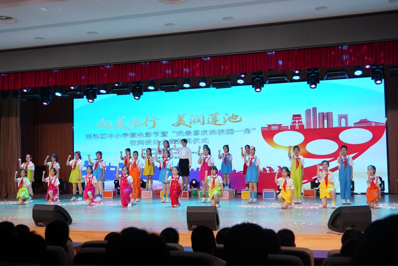 向美而行 美润莲池——莲池区中小学微电影节赋能空间育人_fororder_图片一：河北小学学子演绎校园情景剧（张占摄）