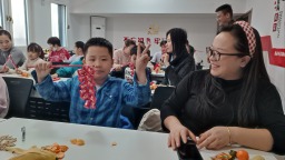 遵化市华明路街道：情暖社区迎元旦 邻里同心谱新篇