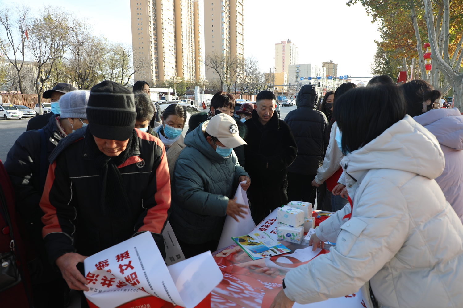 保定市满城区开展 2025 年“ 世界艾滋病日”主题宣传活动_fororder_满城区开展2025 年“ 世界艾滋病日”主题宣传活动 摄影 刘凡