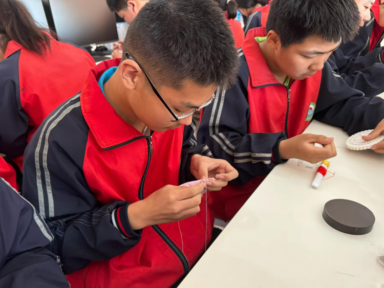 河北唐县：大洋乡中学开展“寻草药 传药香”文化实践活动_fororder_学生正在缝制香囊