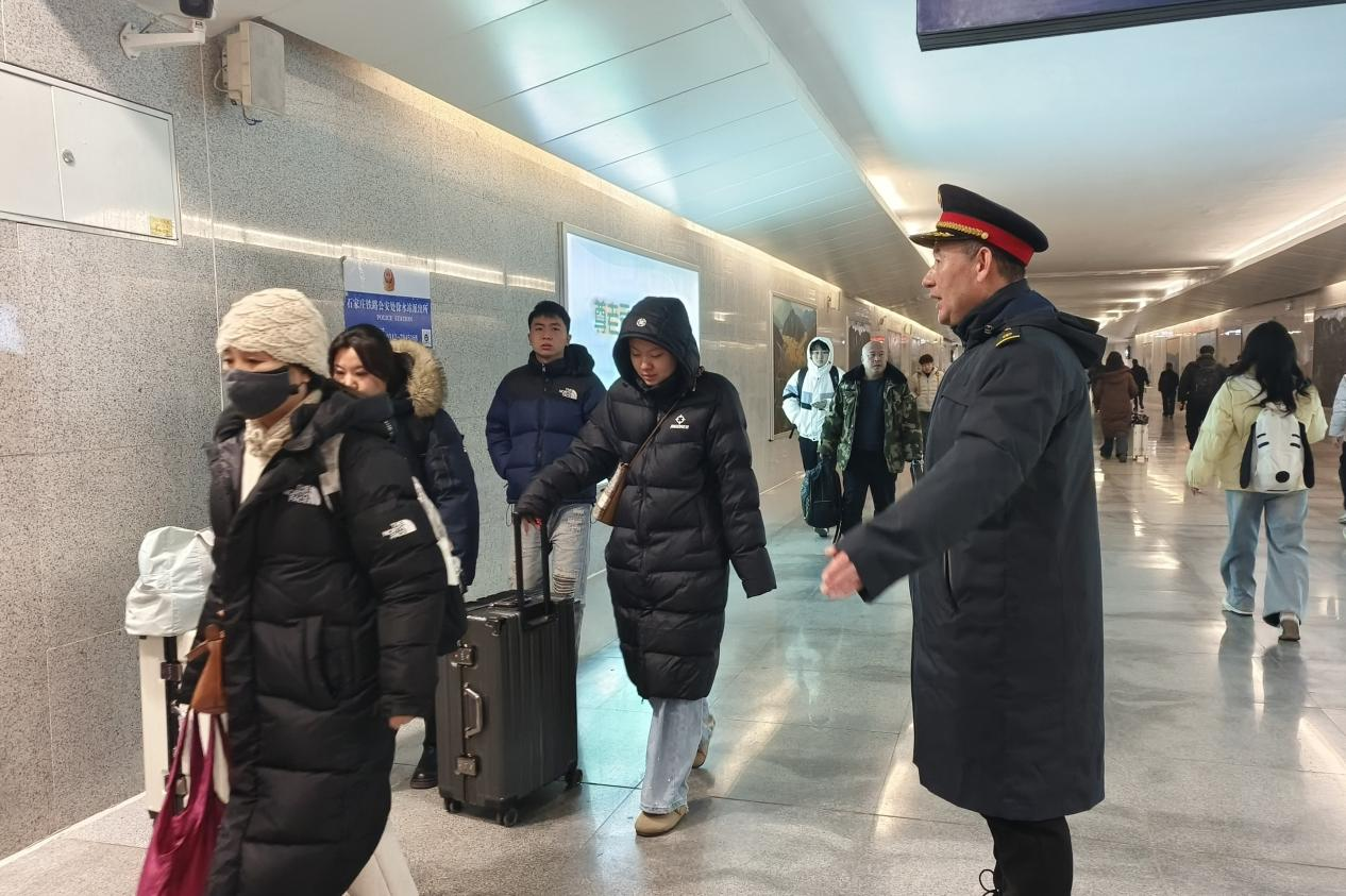 保定徐水：护航春运“暖心路”_fororder_图片 2