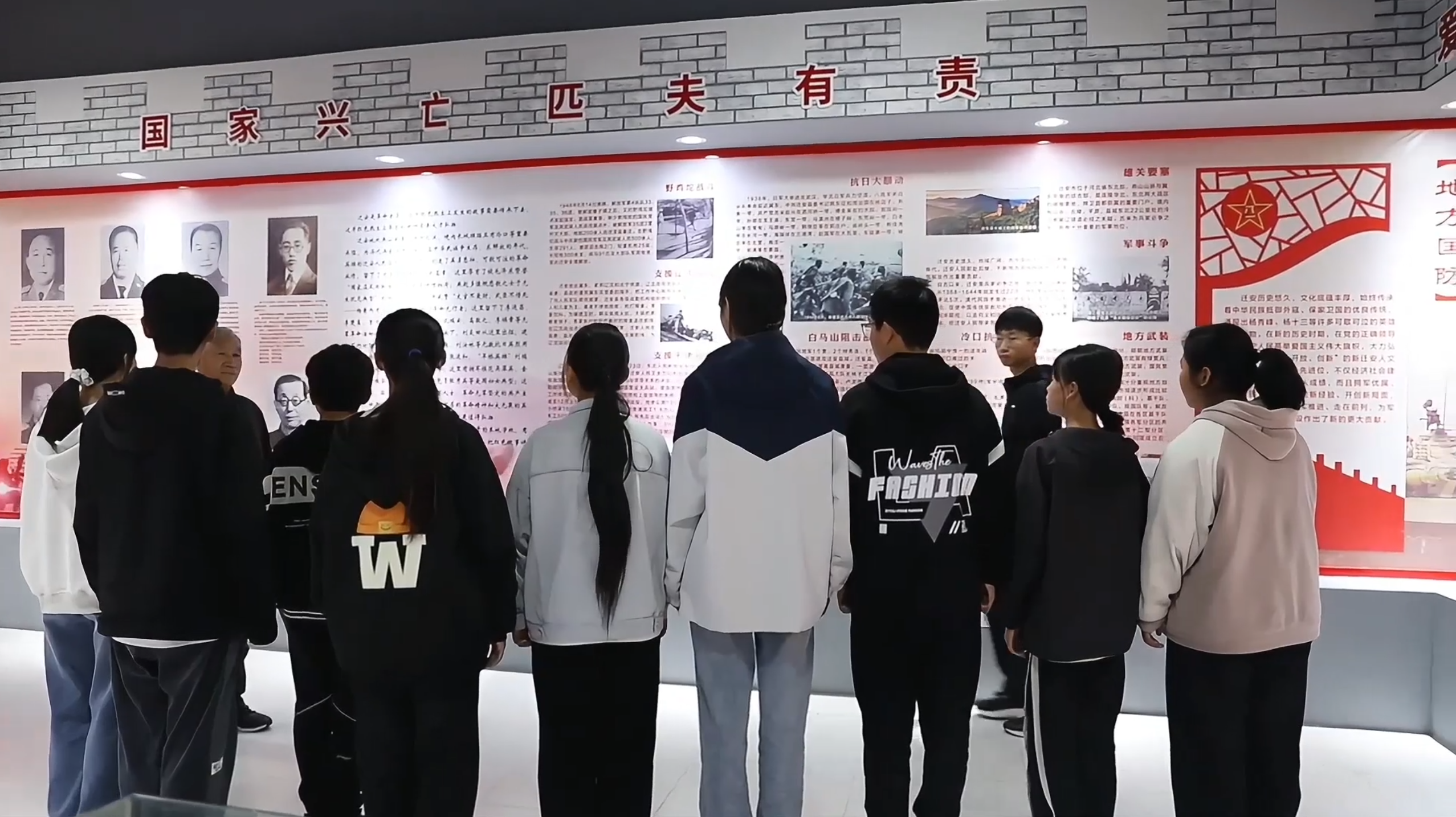 河北迁安市关工委：“五老”助力校园防欺凌 筑牢成长安全线_fororder_迁安市关工委”五老“人员对学生进行爱国主义教育。王晓娜  摄