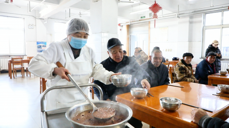 河北迁安：腊八粥香漫全城 志愿温情暖人心_fororder_在迁安市第三福利院，老人在一起品尝腊八粥。王志斌 摄