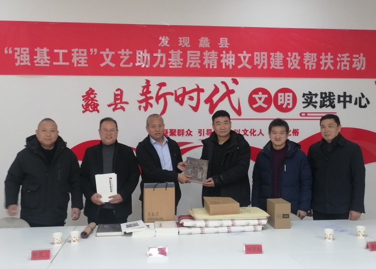 河北蠡县：笔墨传情 文化赋能 保定美协携手蠡县深耕基层精神文明_fororder_0001：保定市美术协会向蠡县捐赠绘画材料、书籍。