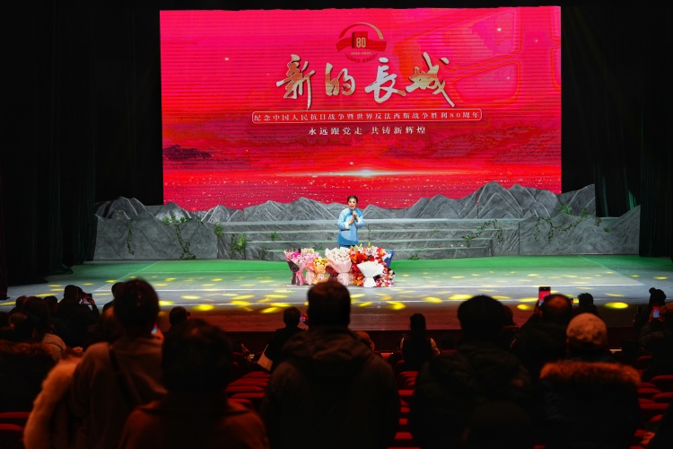 河北迁安：大型原创现代评剧《新的长城》在京演出_fororder_12月16日晚，迁安原创评剧《新的长城》在京演出结束后，主演为观众返场表演。张泽慧摄