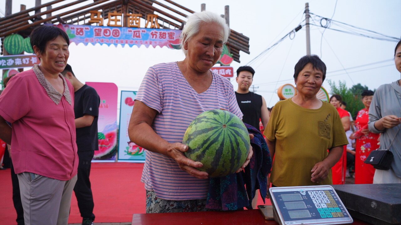 河北迁安：“硒” 望田园 “瓜”分甜蜜​_fororder_瓜农参加“火眼金睛识瓜重”比赛。郭强  摄.JPG