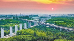 雄忻高铁跨京广高铁转体桥成功转体