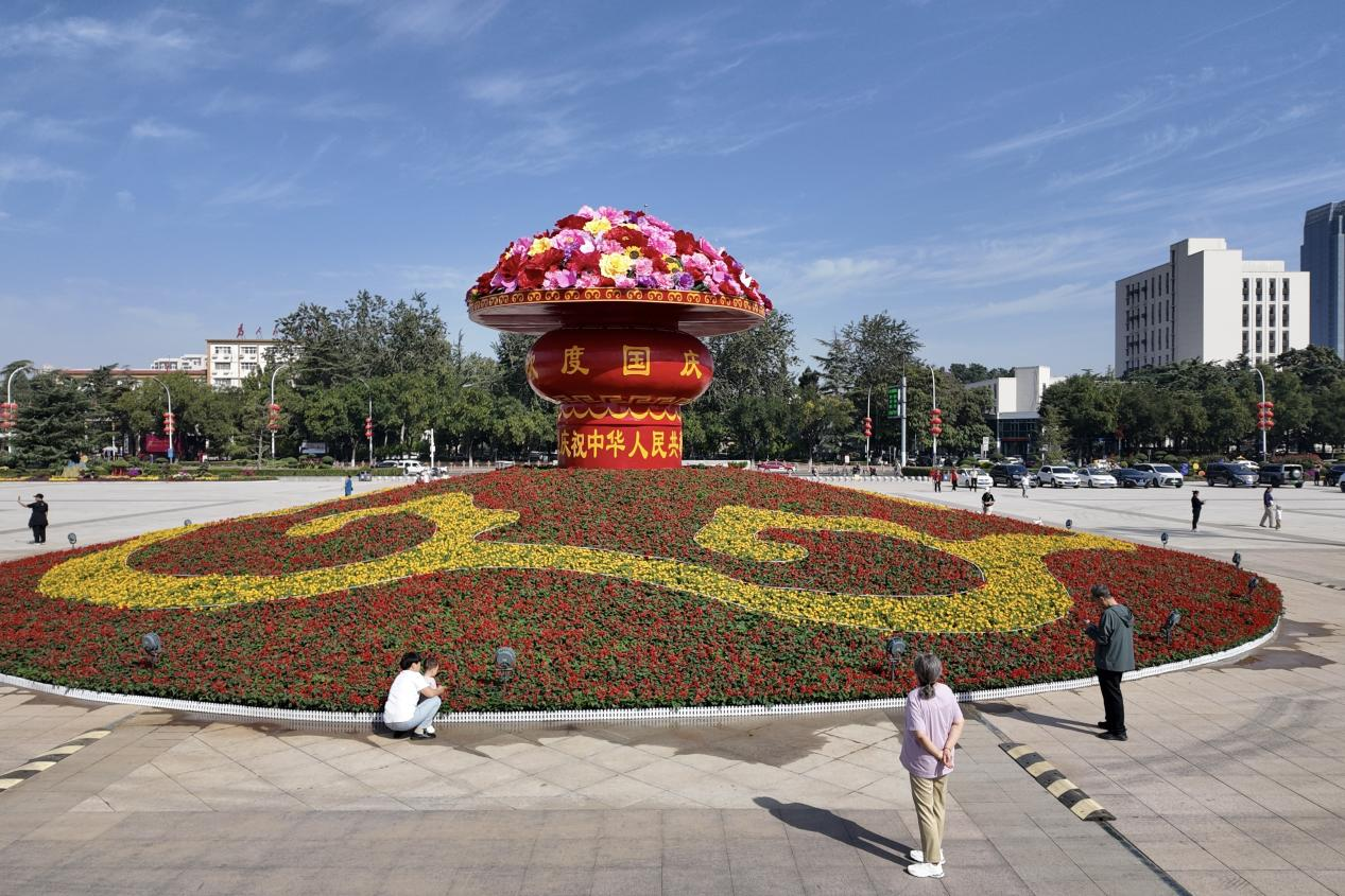 河北保定：古城秋色染菊韵 双节人游画中园_fororder_图片2