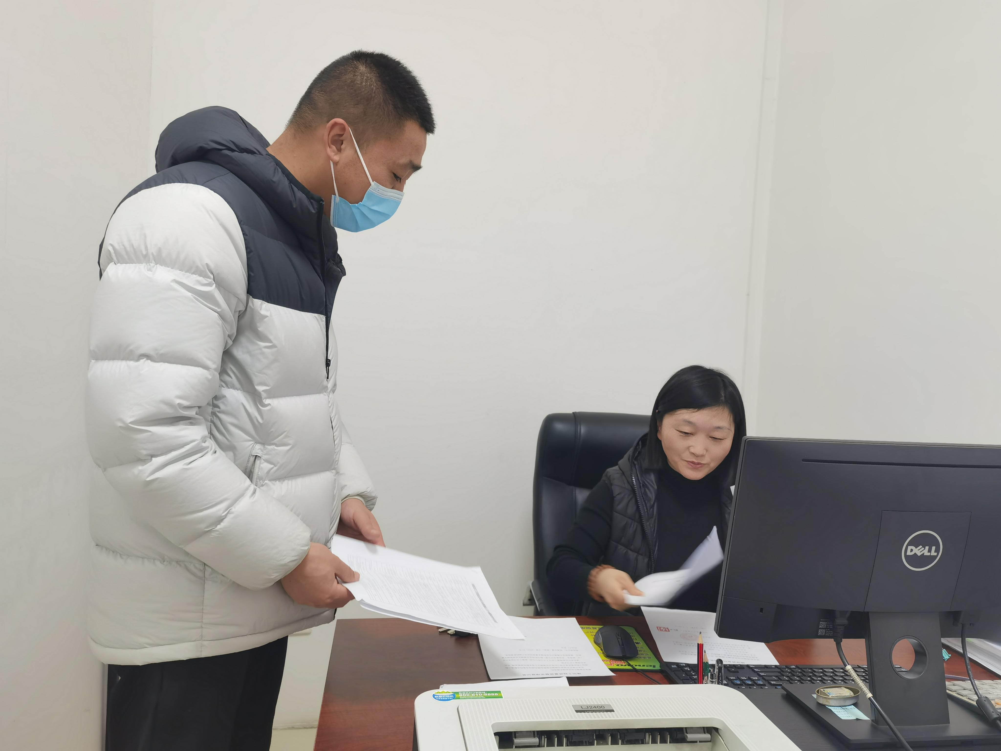 保定市满城区：推进“高效办成一件事”持续提升政务服务效能_fororder_群众满意的完成业务办理 摄影 刘国安