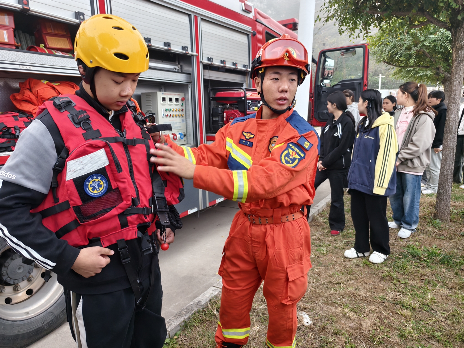 保定市满城区:消防宣传“进校园” 安全教育“零距离”_fororder_消防大队工作人员展示消防服装、设备 摄影 李英