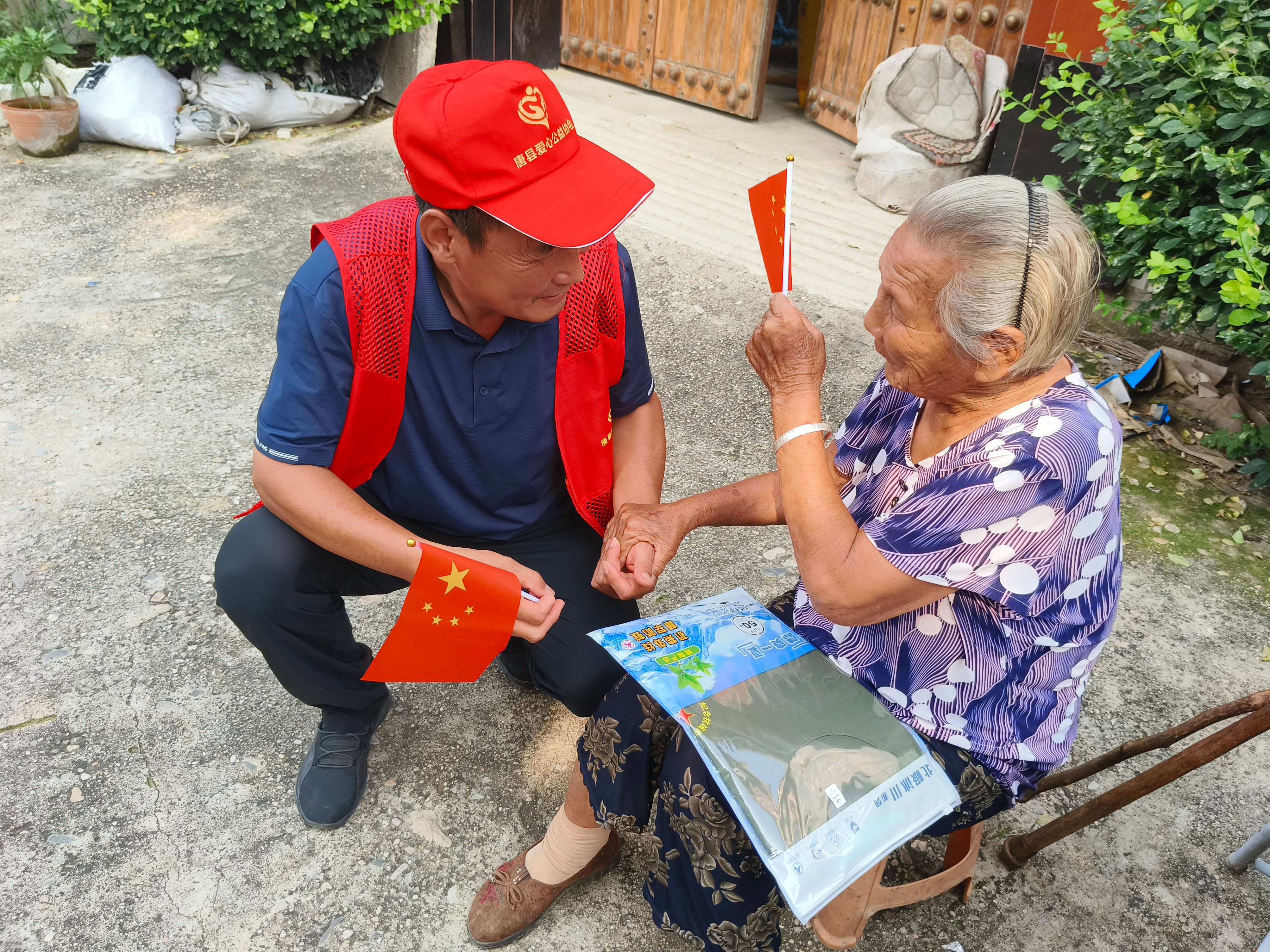 河北唐县：开展“关爱老兵 致敬英雄”文明实践活动_fororder_志愿者与老人亲切交谈中
