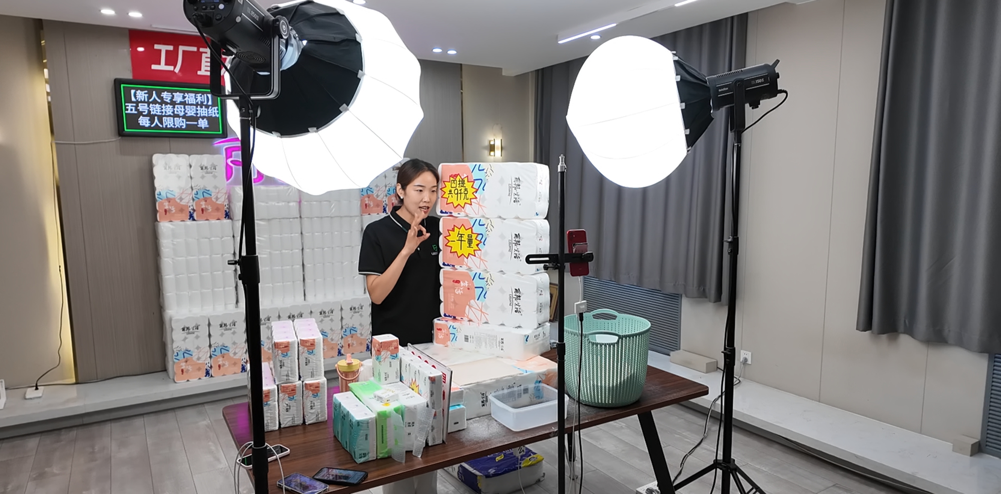 图片默认标题_fororder_直播间内主播热情专业的讲解 摄影 田嘉成