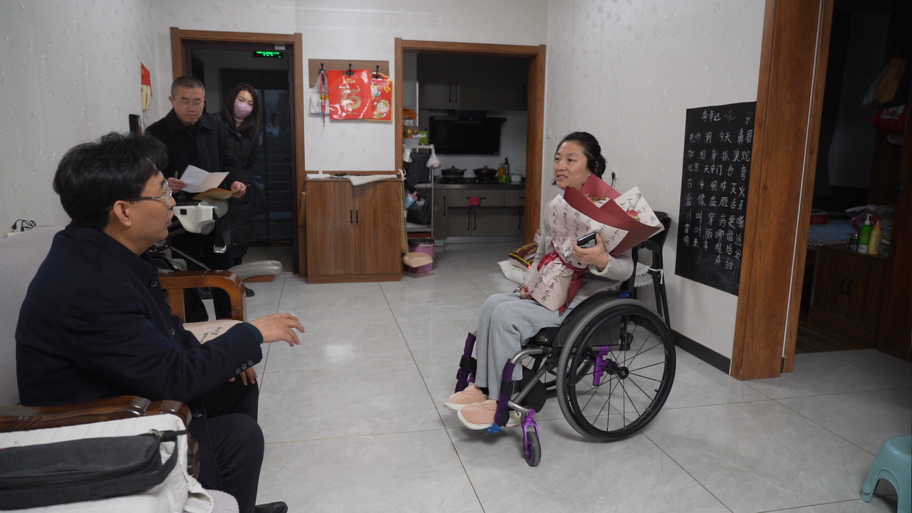 河北迁安：暖心慰问残运健儿 用爱撑起希望蓝天_fororder_慰问残疾运动员李宇辉。郭强  摄.JPG