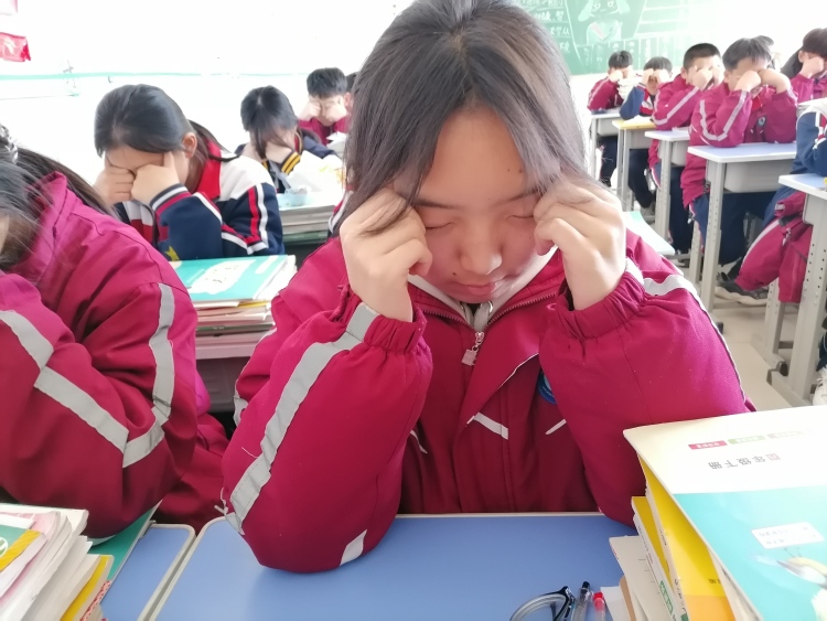 活力课间“微运动” 快乐健康伴成长_fororder_认真做眼保健操，守护心灵之窗。摄影者王娟