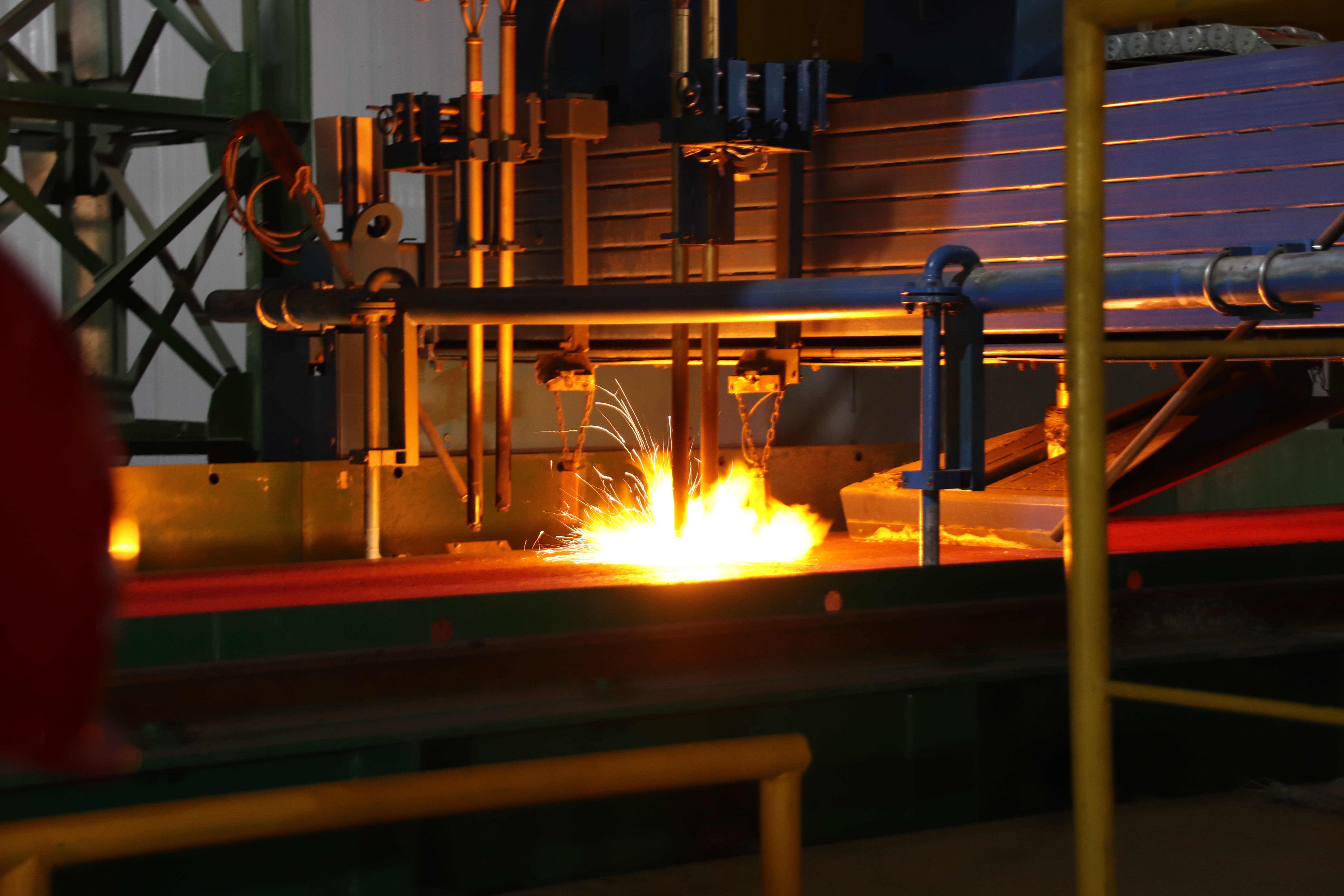 河钢全球首条氢冶金绿色汽车板连铸生产线投产