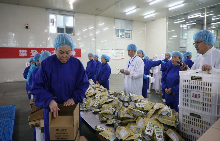 图片默认标题_fororder_参赛职工正在进行产品装箱竞赛。融媒体中心供图