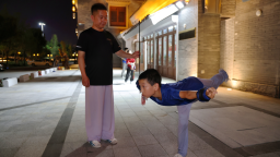 河北沧州：“武术小院”夏夜练功忙