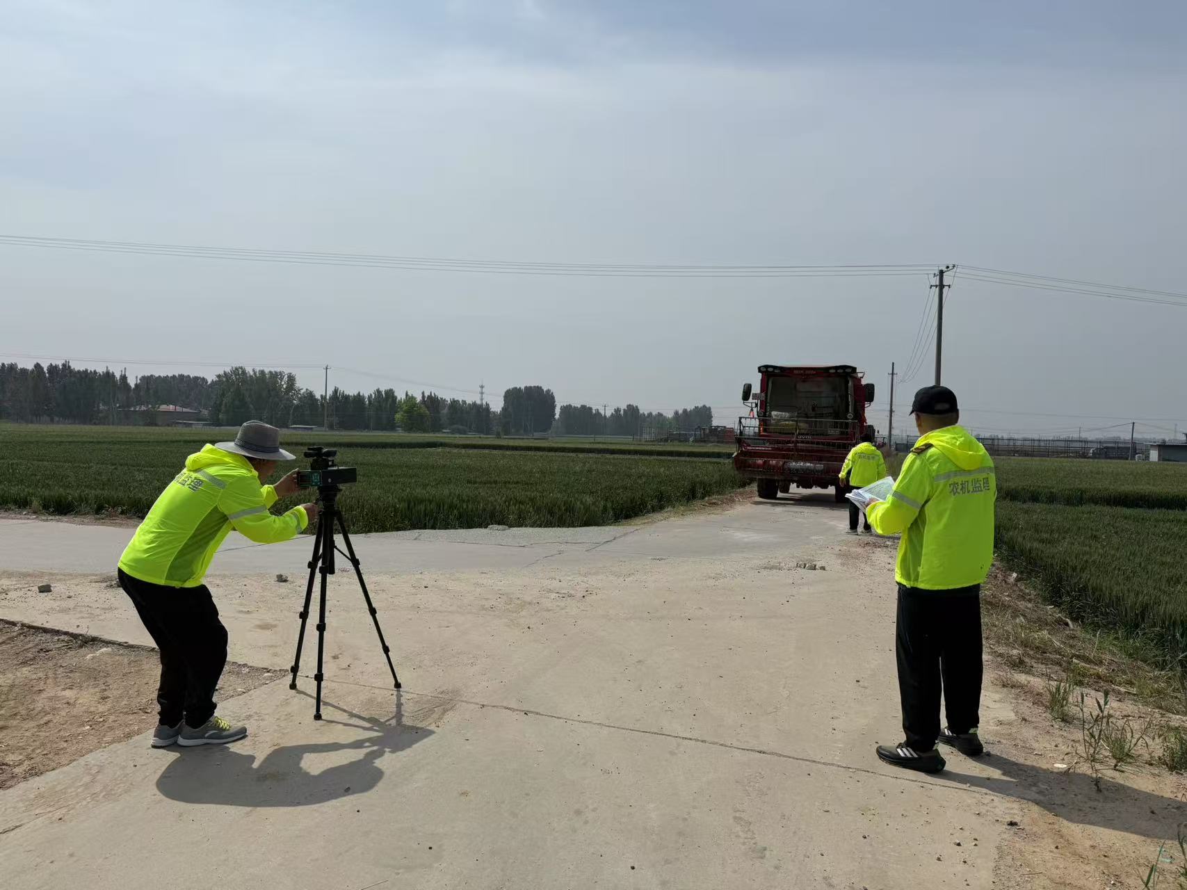 保定市满城区：送检下乡暖人心 筑牢农机安全防线_fororder_工作人员开始现场年检作业 摄影 苏雅佳
