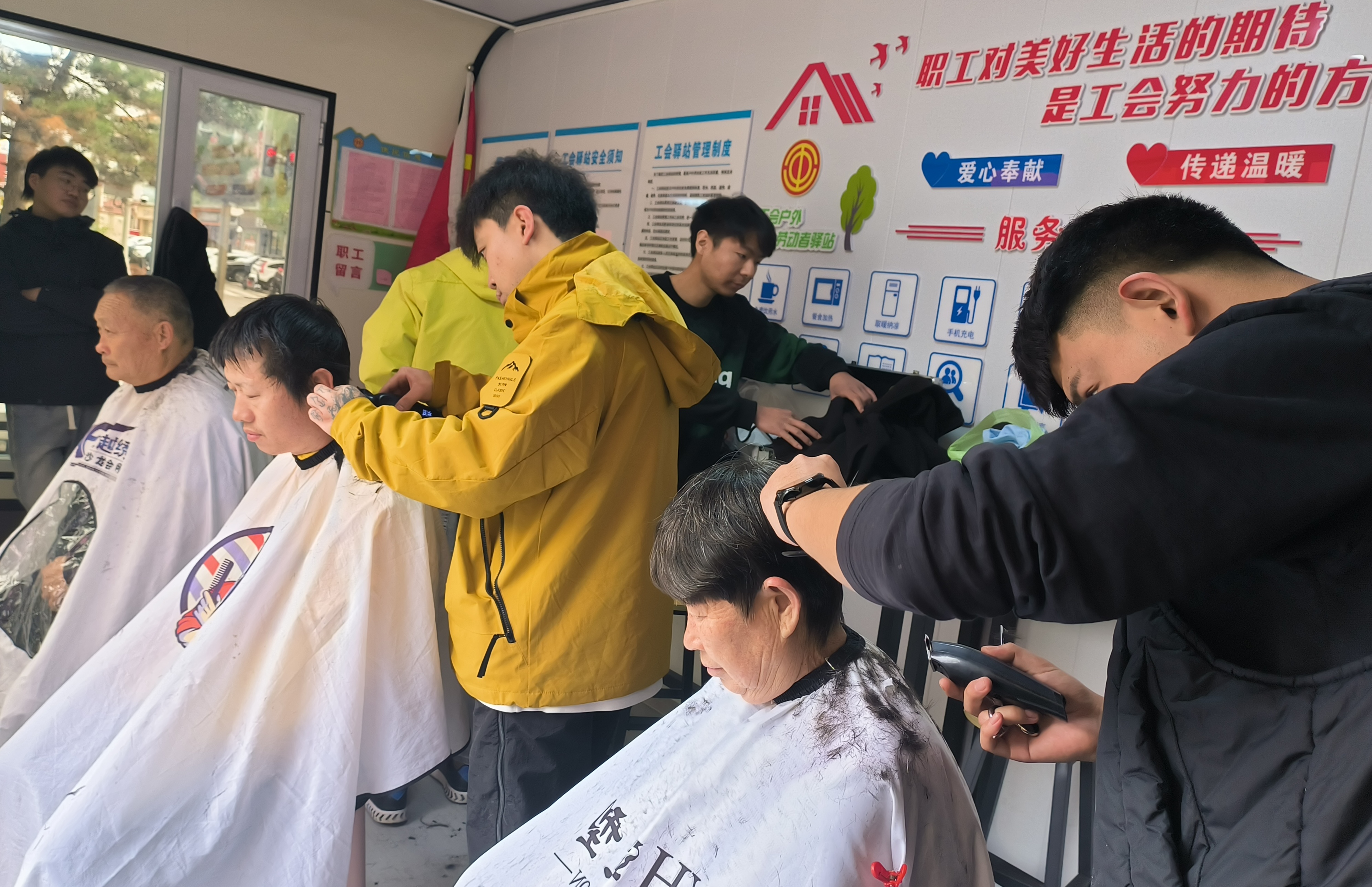 河北涞源：开展关爱户外劳动者义剪活动_fororder_1