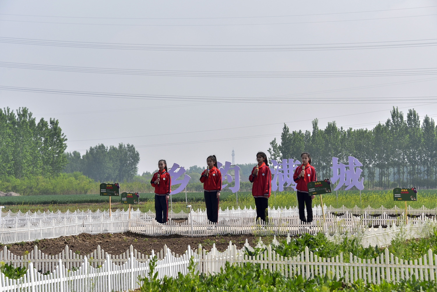 保定市满城区：诗韵满乡野 田园赋振兴_fororder_小学生带来精彩的诗朗诵节目 摄影 冉自学