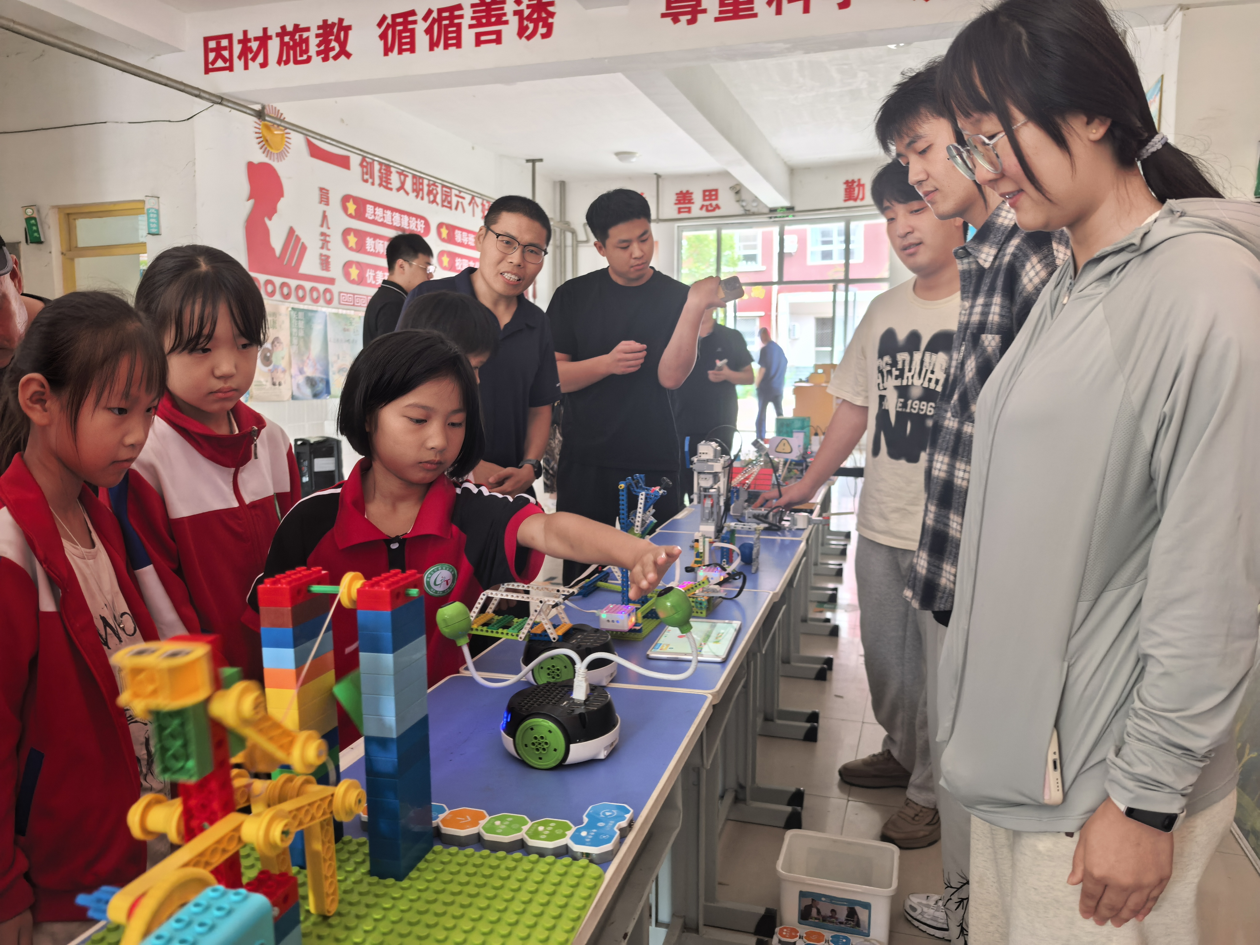 保定市满城区：科学防治美国白蛾 让公园绿意永驻_fororder_活动现场学生动手操作 摄影 陈璐