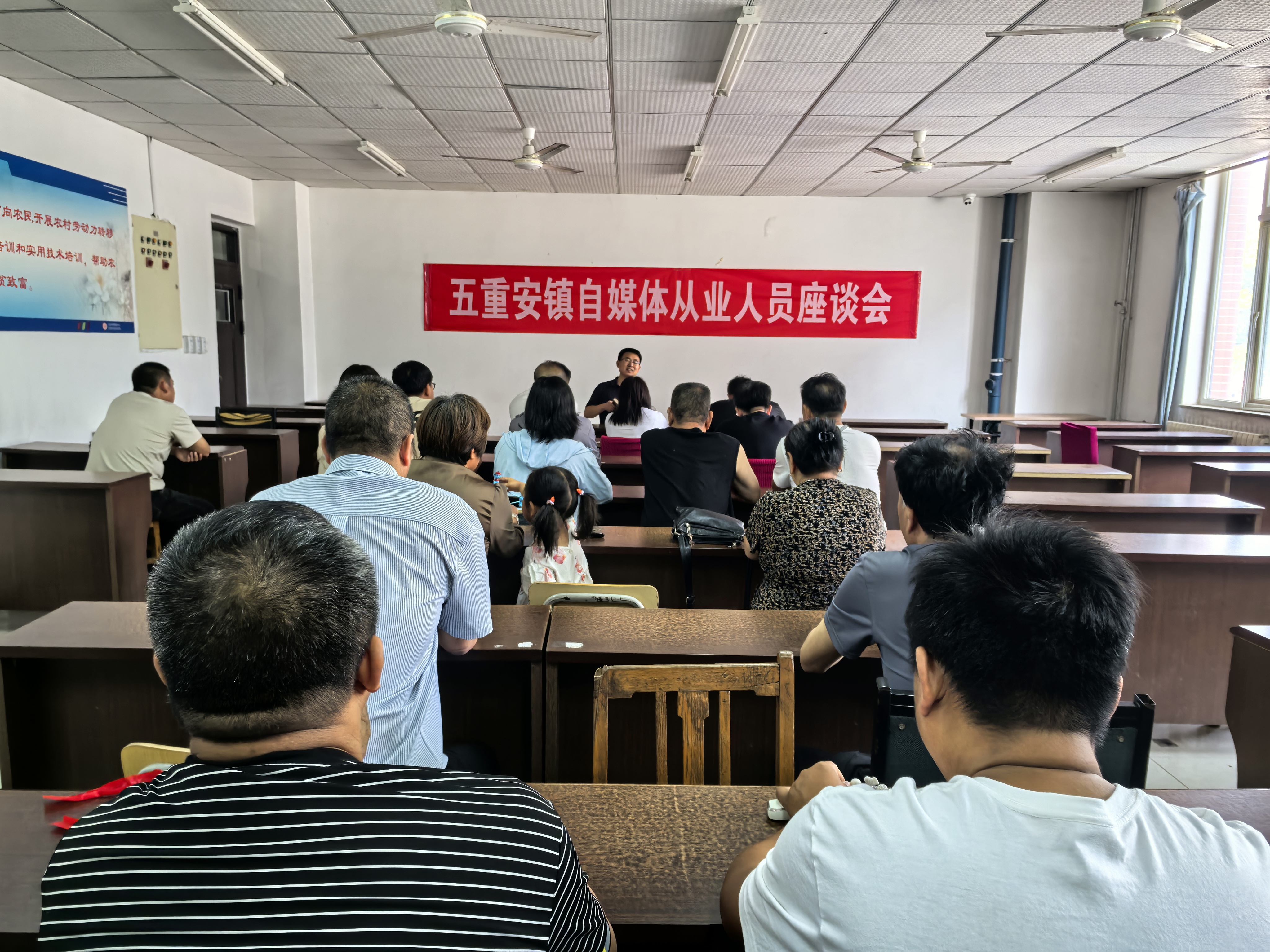 迁安市五重安镇激活自媒体赋能乡村振兴新动能_fororder_座谈会现场讨论气氛热烈，自媒体达人畅所欲言。