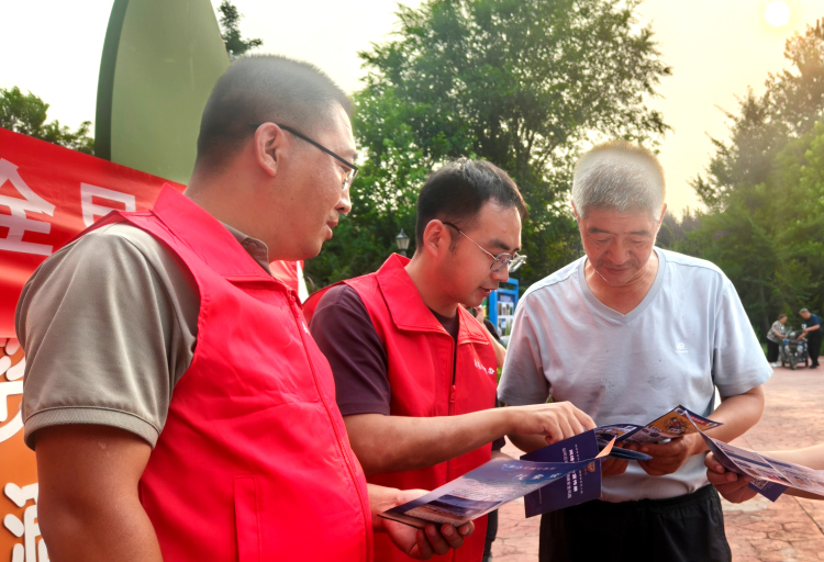河北唐县：开展“数智赋能 全民共享”主题宣传进公园活动_fororder_工作人员发放宣传彩页并进行现场讲解 (2)