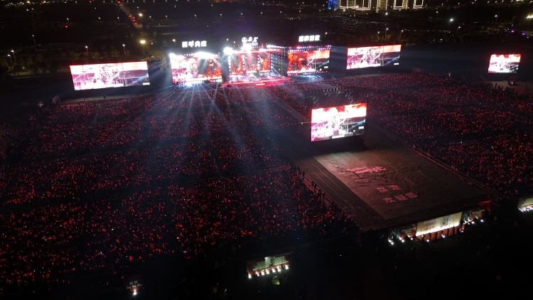 保定市莲池区：群星演唱会激情上演_fororder_图片一：10月18日，群星演唱会在深圳园燃情开唱。（刘宗泽摄）