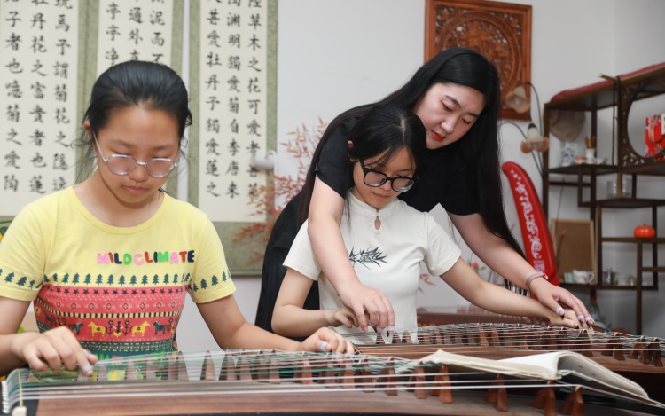 保定市莲池区：胡同里的青年夜校解锁文化新体验_fororder_图片三：古筝教师指导学生练习。（王金中摄）