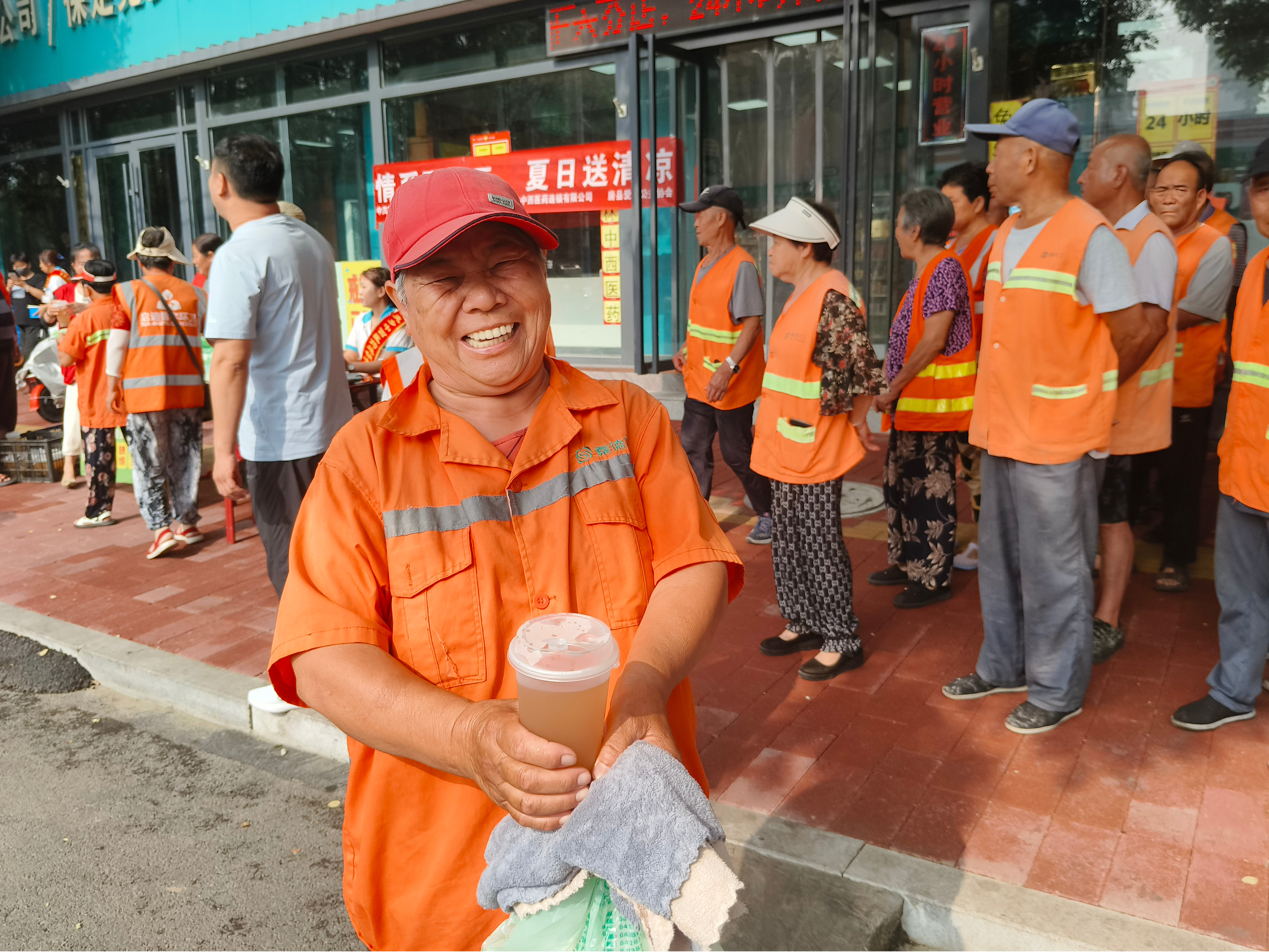 河北唐县：情系环卫工 夏日送清凉_fororder_活动现场，环卫工人领取物资。摄像 崔媛媛