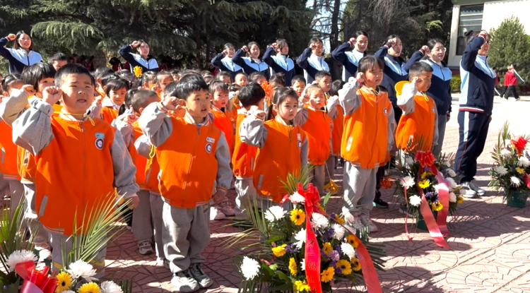 “缅怀先烈寄哀思 幼儿传承爱国志”  唐县第二幼儿园清明祭扫活动_fororder_图片 1