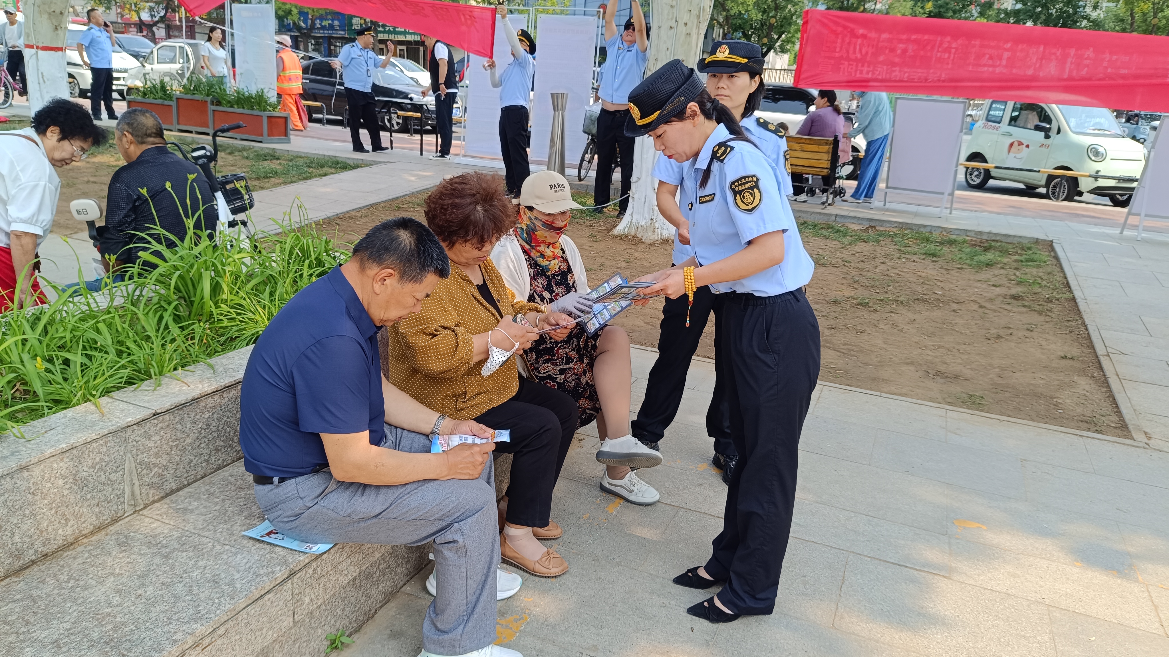 保定市满城区：知路爱路护路 共筑平安铁路_fororder_工作人员热情回答群众关于铁路安全的问题 摄影 刘超