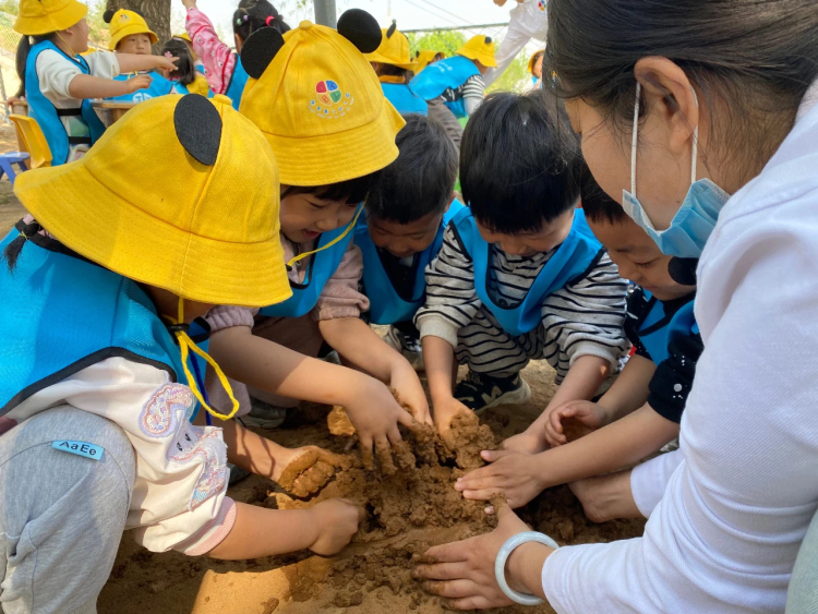 河北唐县：童心探自然 春日共成长_fororder_中班小朋友进行泥塑创作 张萌摄