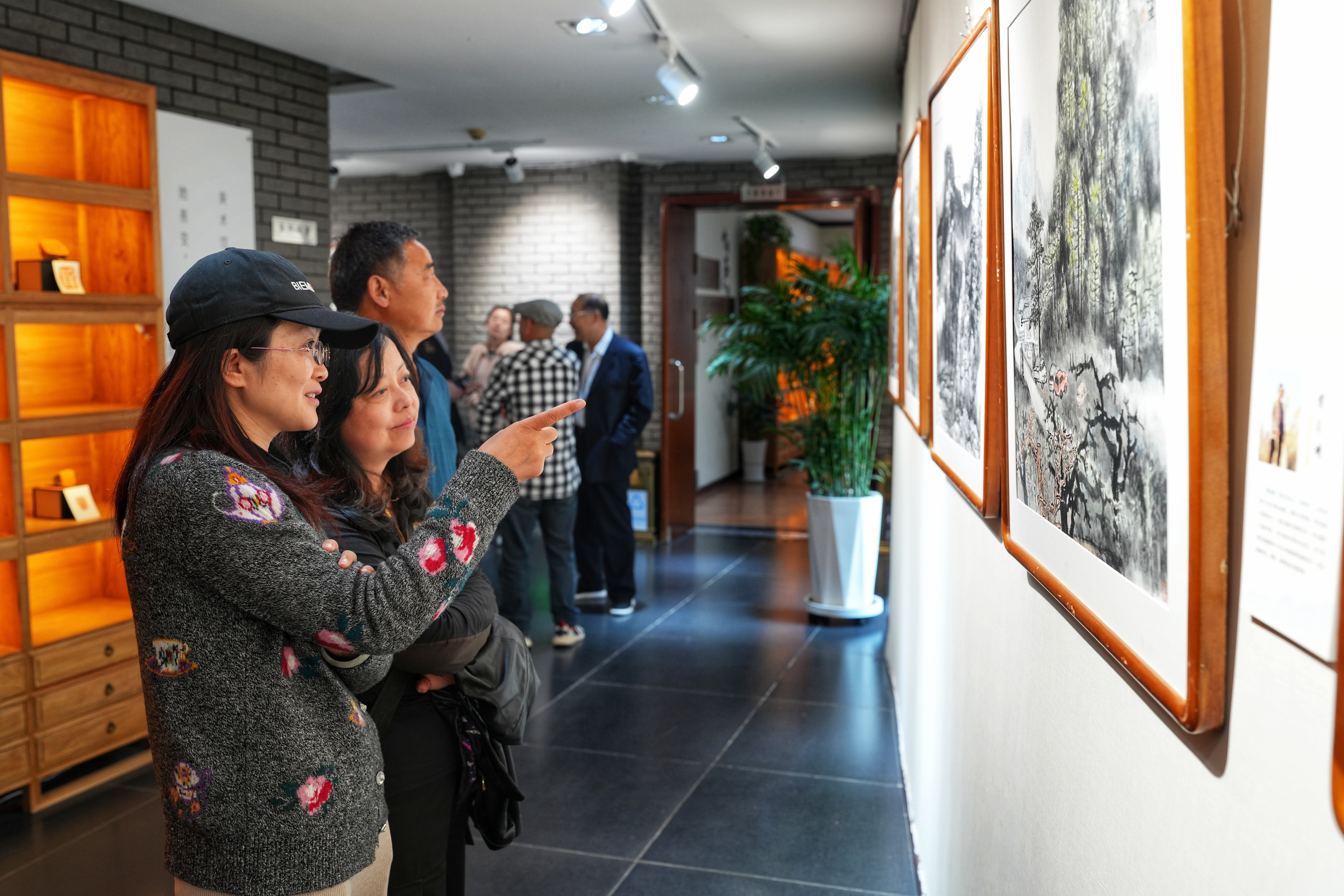 河北省迁安市“纸映长城韵 墨染迁安情”—“迁纸画迁安”水墨长城乡韵主题展开幕_fororder_5月9日，市民正在欣赏参展画作。张泽慧摄。（2）
