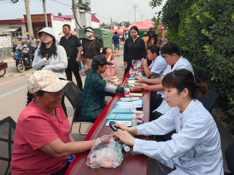 河北唐县：开展2025年文化科技卫生 “三下乡”活动_fororder_活动现场，医护人员为村民提供诊疗服务。李斌华摄