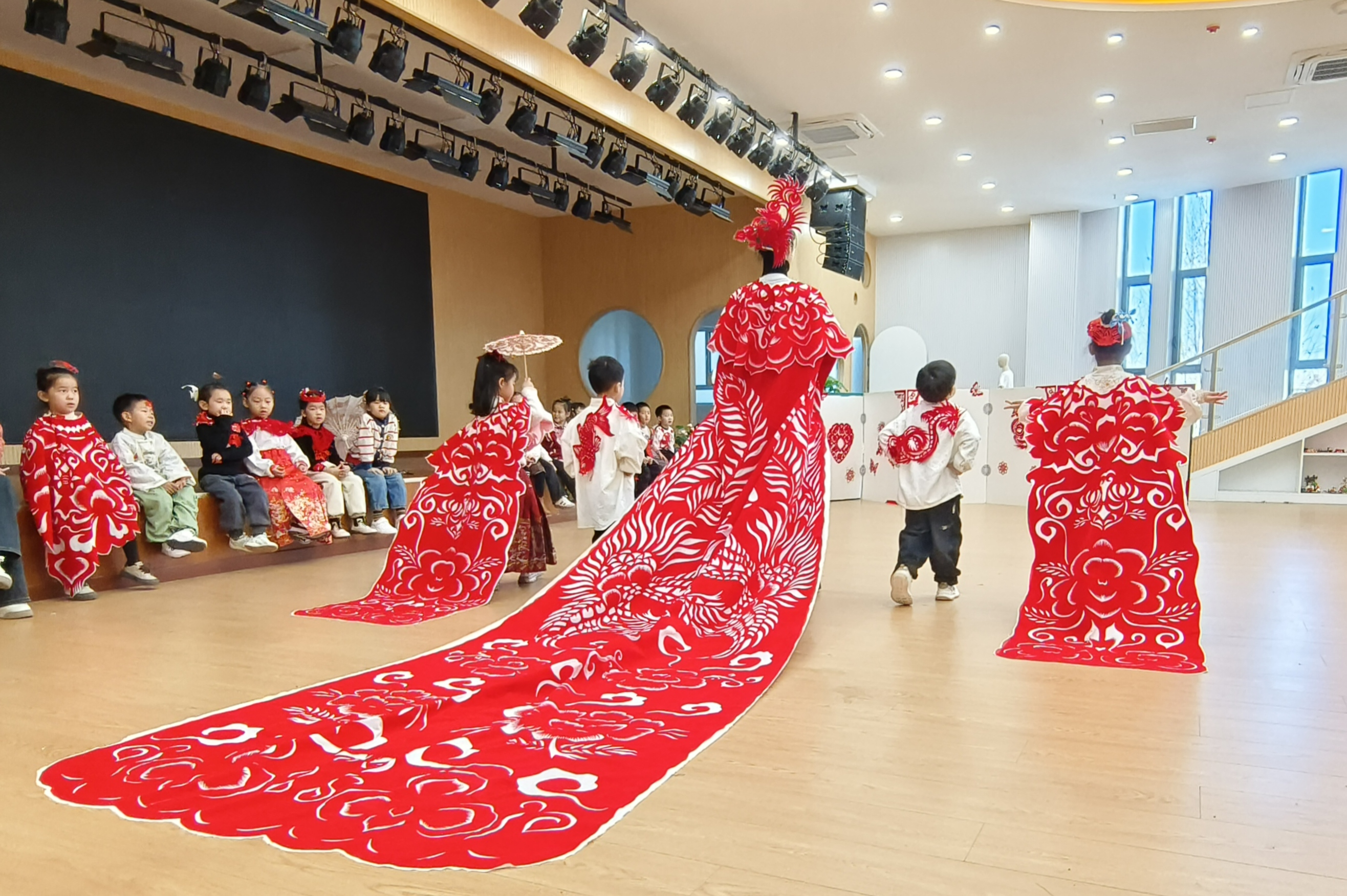保定徐水：“剪纸服装秀”惊艳校园