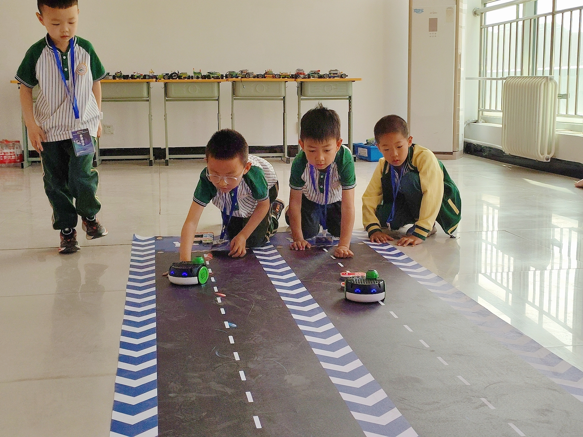 保定市满城区举办青少年电子信息与 人工智能创新大赛_fororder_小选手们正在挑战编程竞速项目 摄影 高泽涛