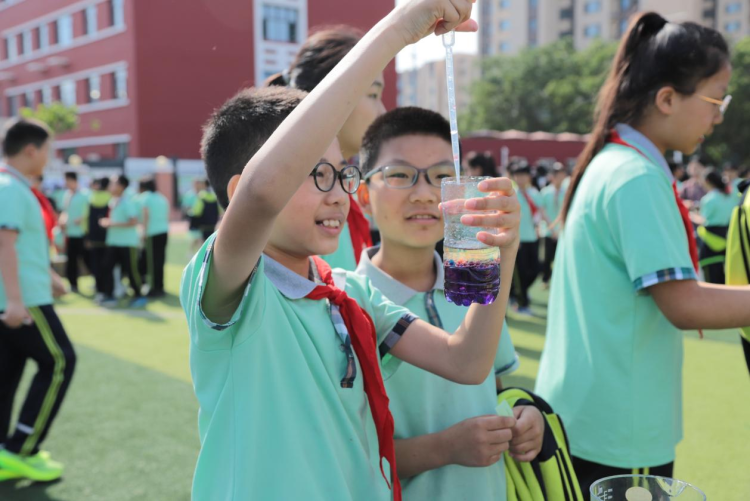 河北青县：校园科技节点亮少年科学梦_fororder_河北青县：校园科技节点亮少年科学梦3