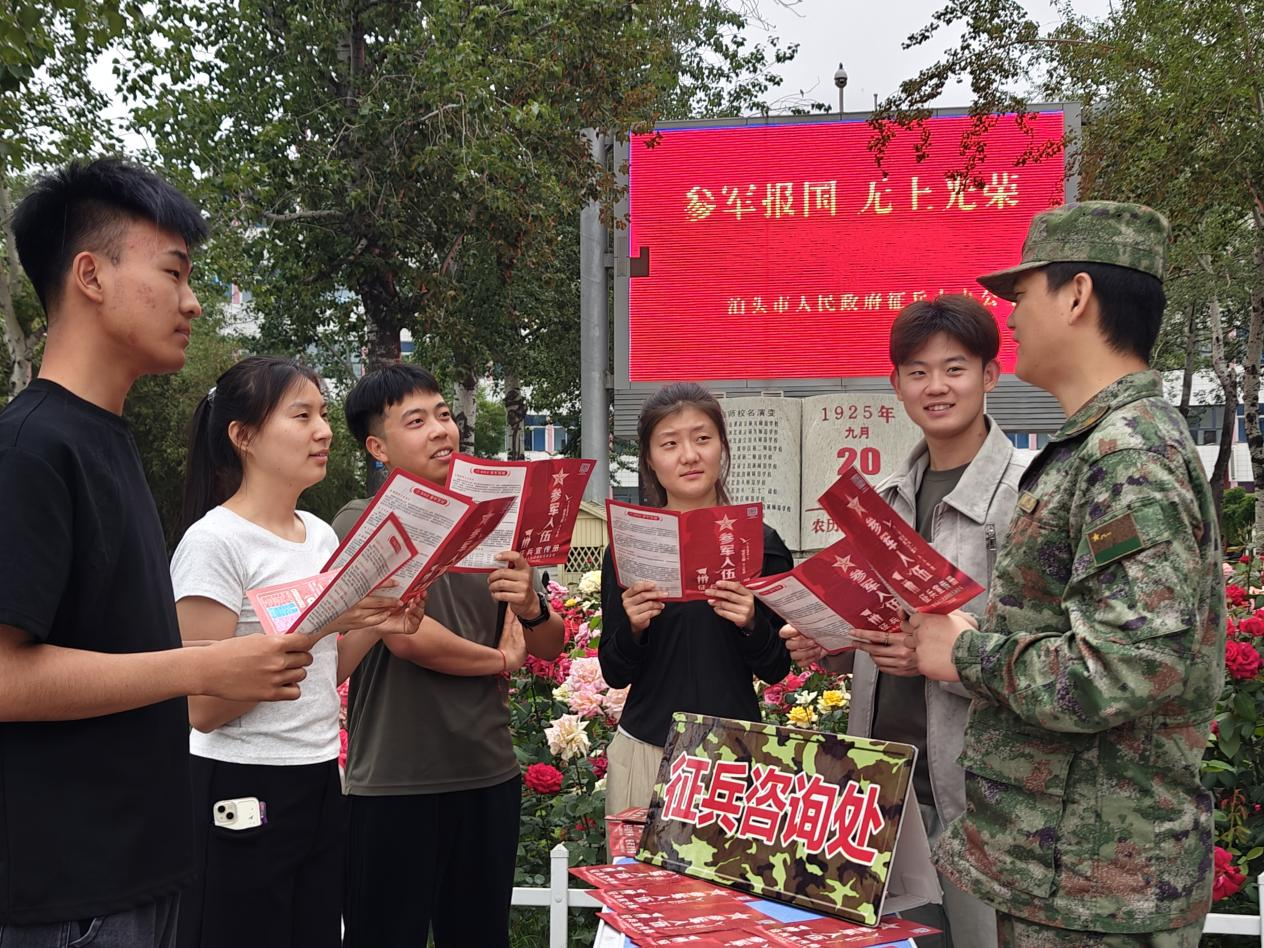 河北泊头：征兵宣传进校园  携手共筑强国梦_fororder_河北泊头：征兵宣传进校园  携手共筑强国梦