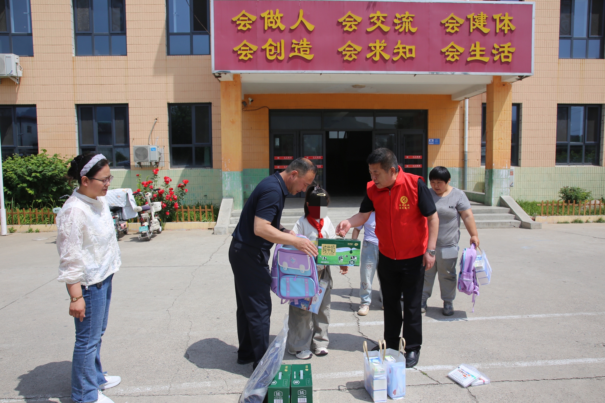 保定市满城区：凝聚社会合力 共筑助残暖阳_fororder_满城区残联走访慰问随班就读残疾儿童 摄影 张辰泽