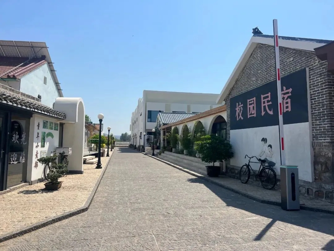 遵化：推进人居环境整治 共建和美家园_fororder_遵化市山里各庄村干净整洁的街道。遵化市融媒体中心供图