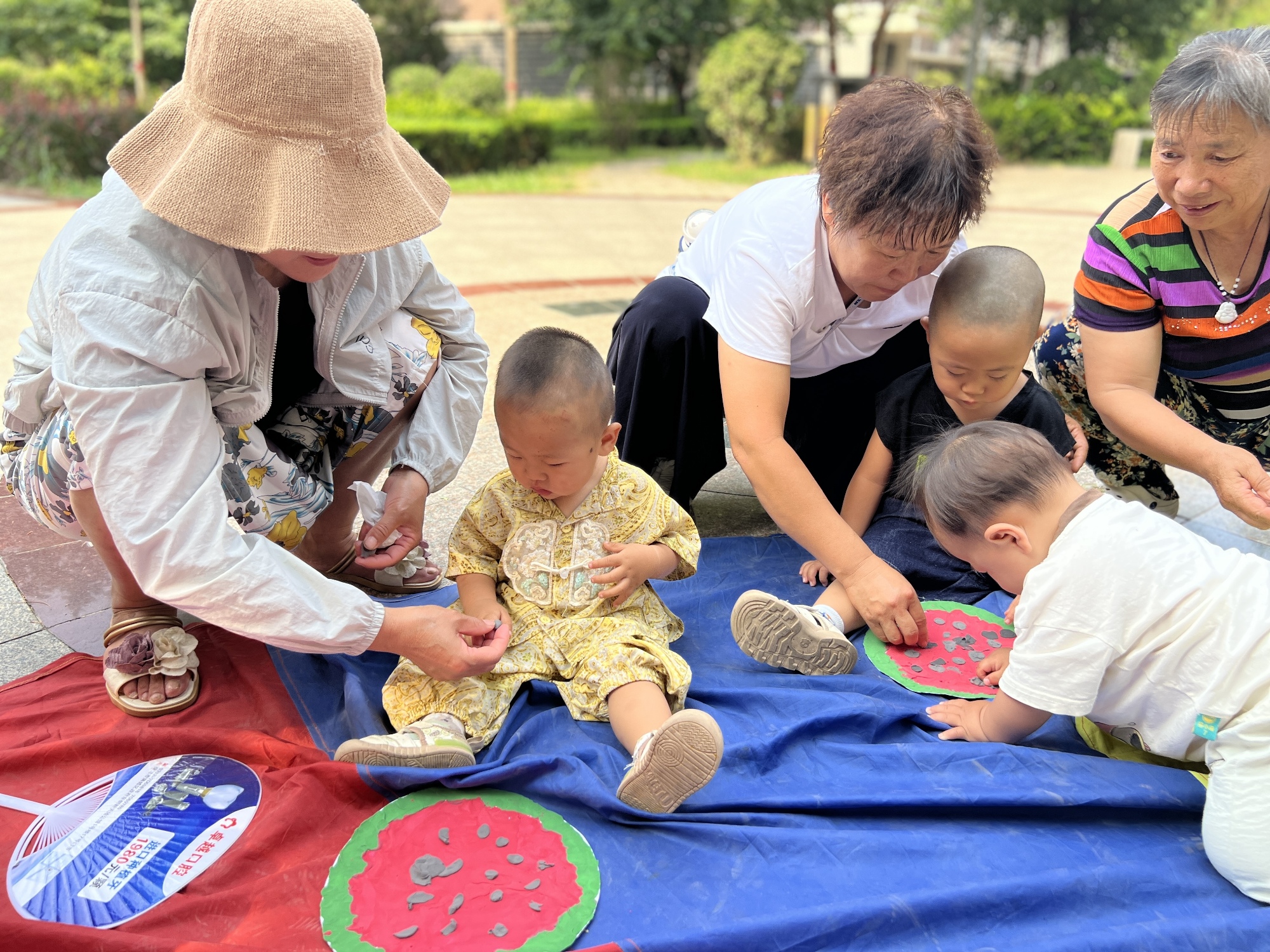 图片默认标题_fororder_孩子们在家长的帮助下制作创意手工作品 摄影 黄文敬